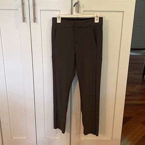 Cute Athleta travel/work pants no wrinkle. Nice neutral color excellent shape!